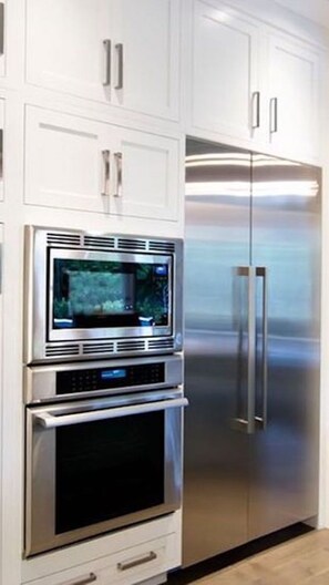 Full-sized fridge, microwave, oven, stovetop