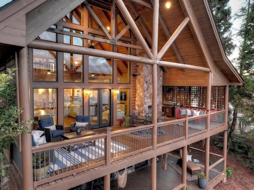 Amazing Sweetwater Lodge - custom lakefront home!