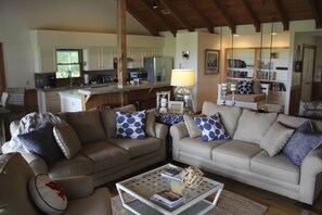 Smart TV, chimenea y libros