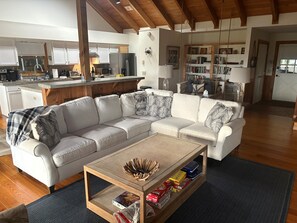 Älytelevisio, takka, kirjoja