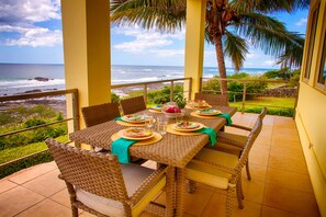 Outdoor dining - A Surfer's Paradise - Modern Playa Negra Beach Front Home (Playa Negra)