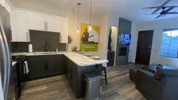 Réfrigérateur, micro-ondes, four, plaque de cuisson