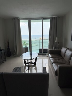 Smart TV, DVD player, ping pong, stereo - Tides Condo directly on the Beach ! with beautiful ocean views (Hollywood)