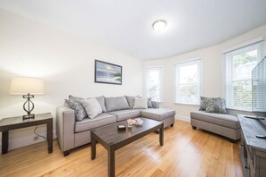 Smart TV - 3 Bedroom Apartment with Parking (Brighton)
