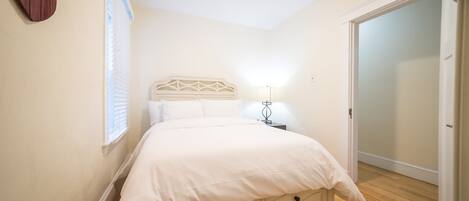 3 slaapkamers, een strijkplank/strijkijzer, gratis wifi, beddengoed