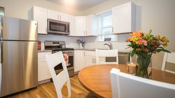 Fridge, microwave, stovetop, dishwasher