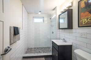 Shower, hair dryer, towels, shampoo - 3 Bedroom Apartment with Parking (Brighton)