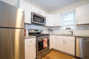 Réfrigérateur, four à micro-ondes, surface de cuisson, lave-vaisselle