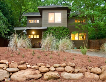 Modern but cozy Mulberry Fields. A custom home in the heart of Athens.