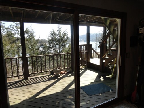 Owls Nest-Lakefront-Private Wooded Setting Sleeps 16