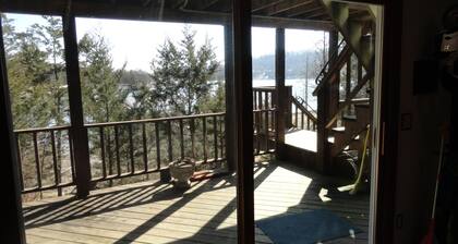 Owls Nest-Lakefront-Private Wooded Setting Sleeps 16