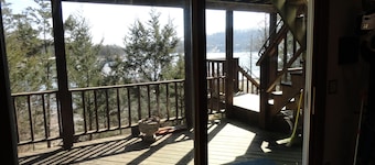 Owls Nest-Lakefront-Private Wooded Setting Sleeps 16
