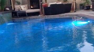 Una piscina al aire libre, una piscina climatizada