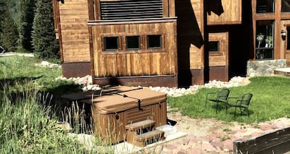 Breckenridge Modern Luxury Home with Hot Tub -- Minutes to Slopes, Sleeps 10
