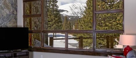 Smart-tv, eldstad, kontor och datorskärmar