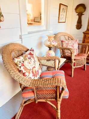 Smart TV, chimenea, reproductor de DVD y libros