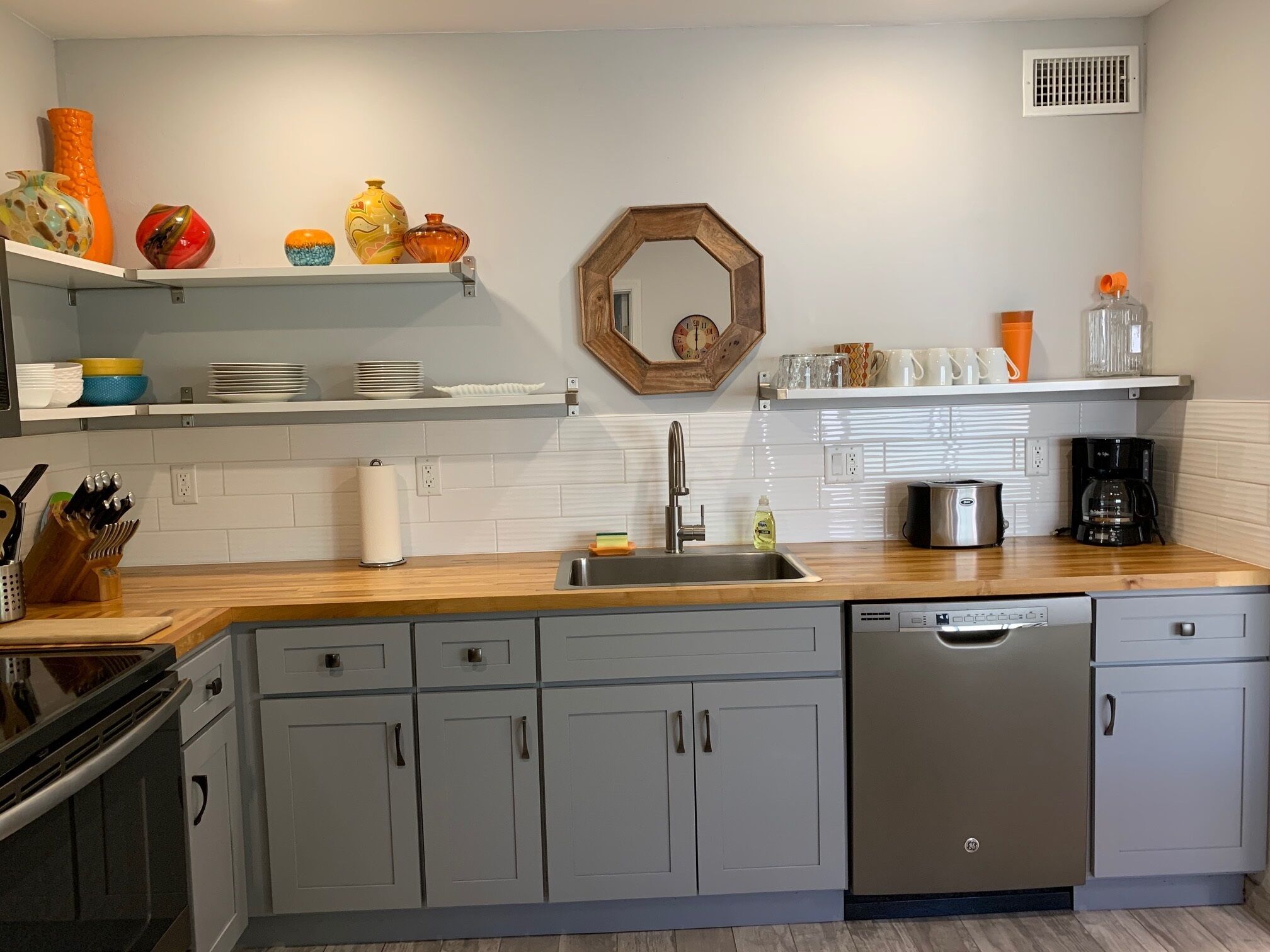 Kjøleskap, mikrobølgeovn, ovn og kokeplater