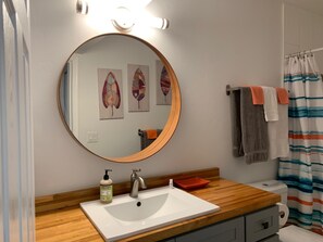 Combined shower/bathtub, hair dryer, towels
