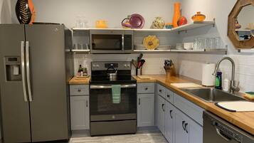 Een koelkast, een magnetron, een oven, een kookplaat