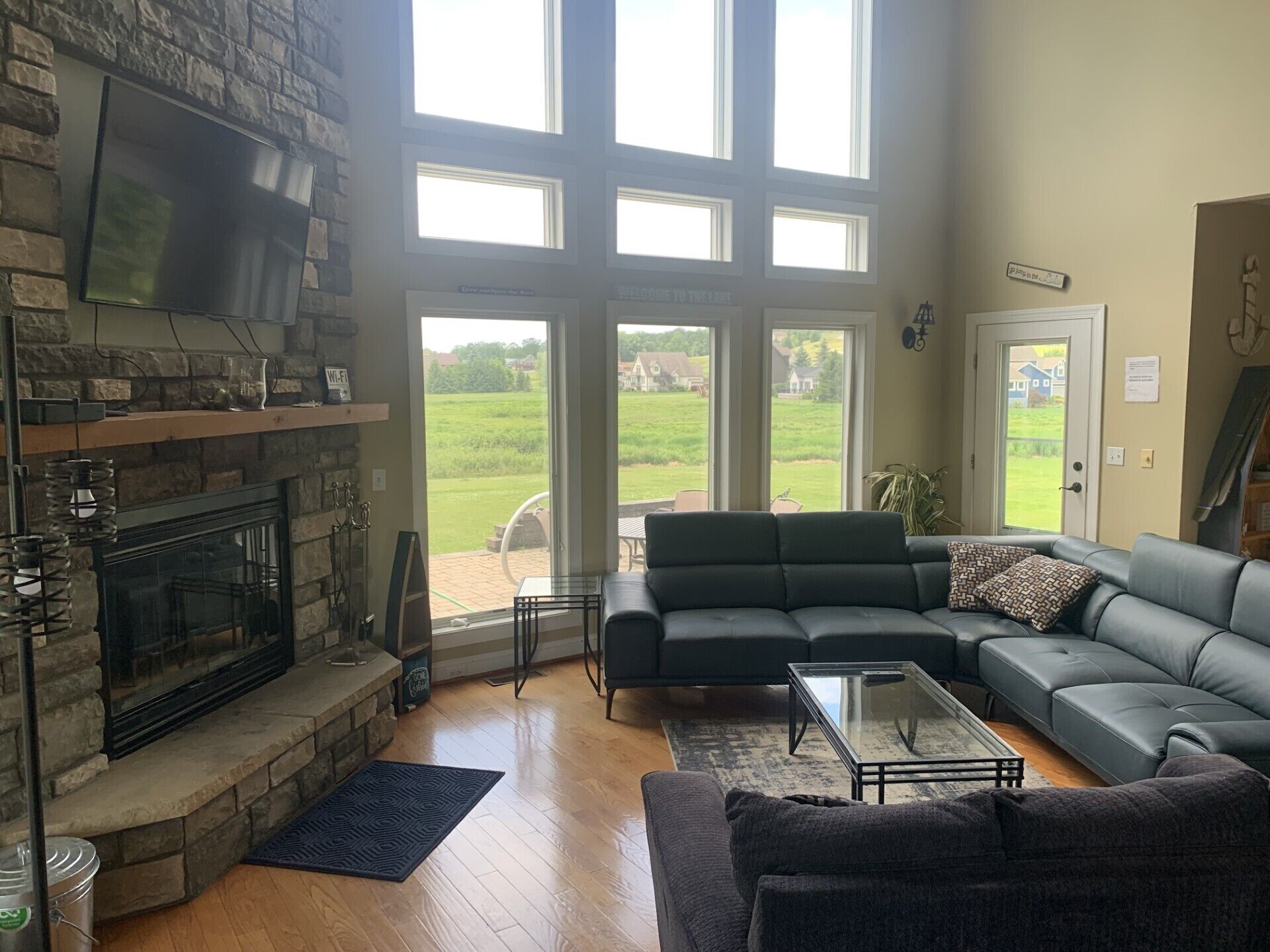 Televisión, chimenea, reproductor de DVD y estéreo 