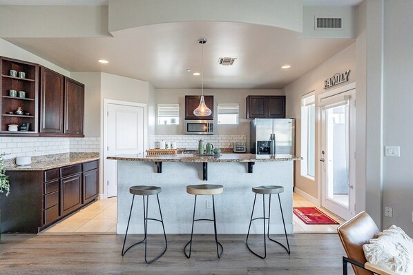 ثلاجة، ميكروويف، فرن، موقد طهي مسطح