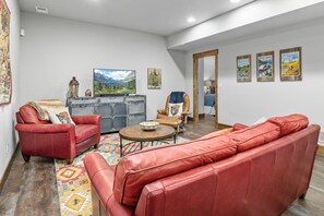 Smart TV, chimenea y libros