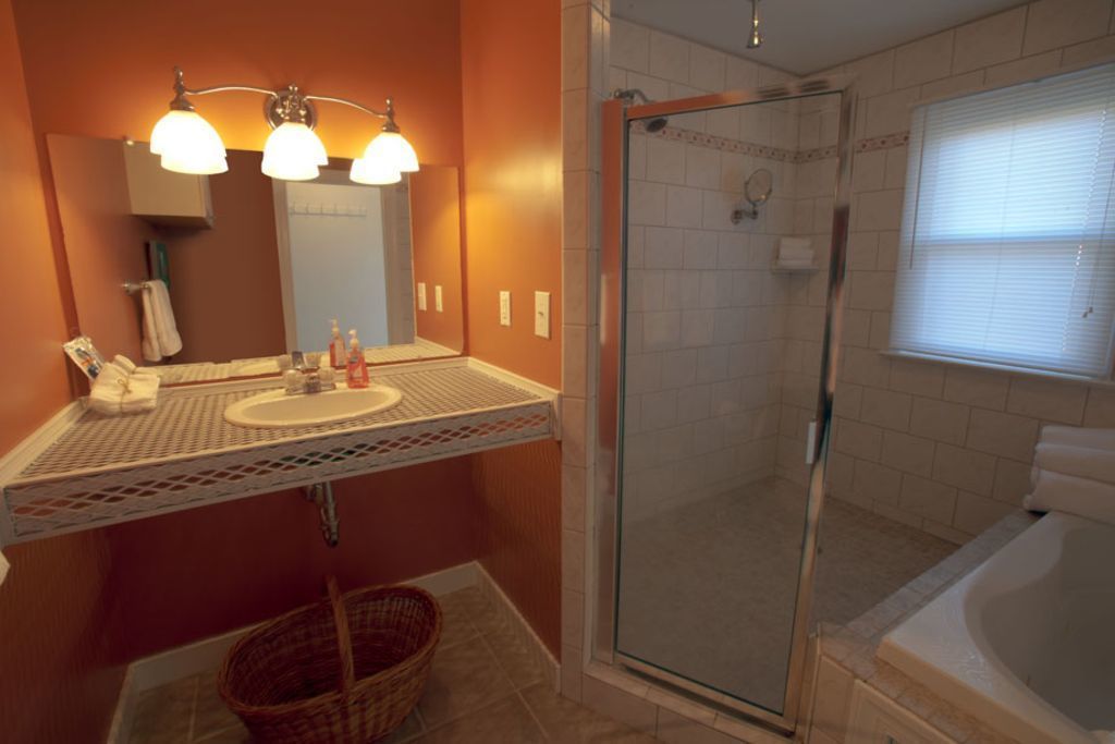 Ensemble douche/baignoire, baignoire à jets, sèche-cheveux