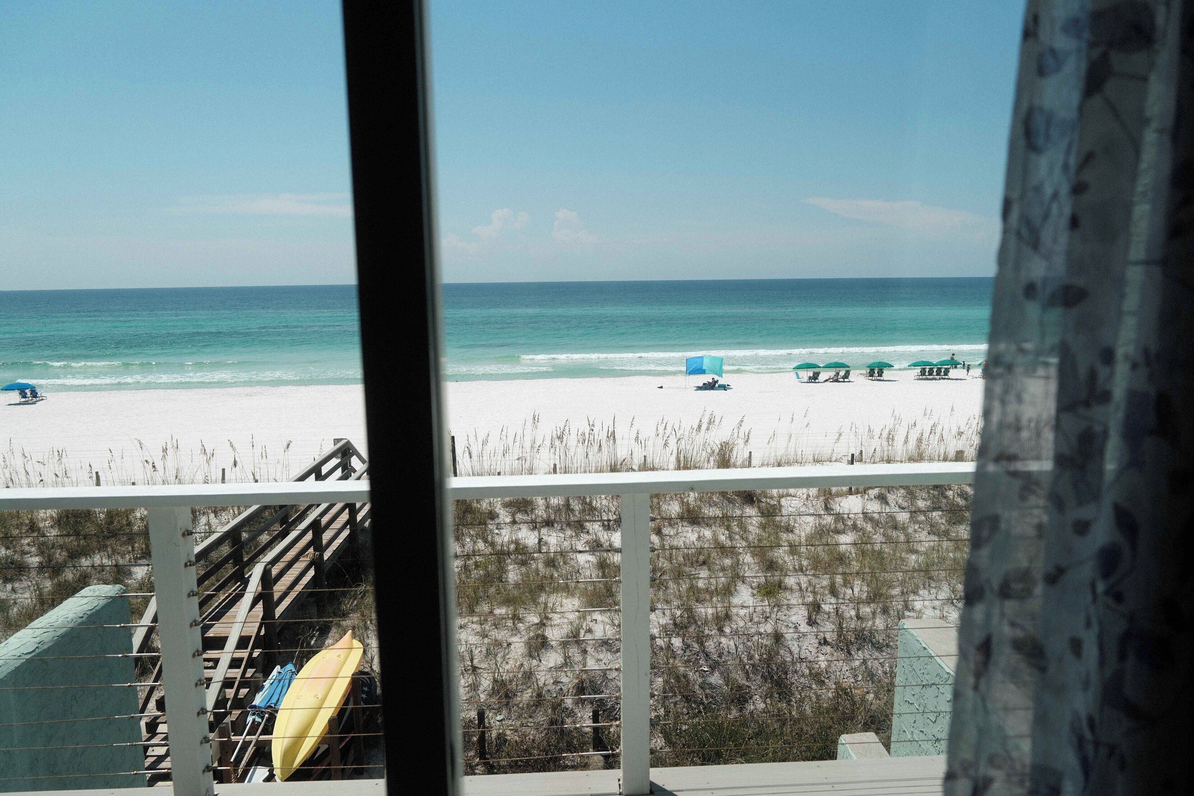 En la playa, sillas reclinables de playa, toallas de playa