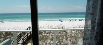 Beachbums Hideaway - Unique Artsy Beachfront Townhouse