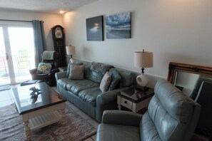 Smart TV, reproductor de DVD, libros y biblioteca musical