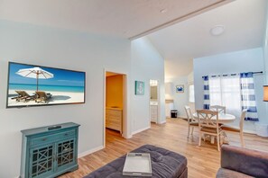 TV - VILLA 3 · Pool view.  Walk to beach. Daily rentals (Sarasota)