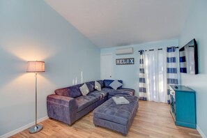 TV - VILLA 3 · Pool view.  Walk to beach. Daily rentals (Sarasota)