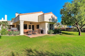 Outdoor dining - Spanish Villa Steps to La Quinta Resort! (La Quinta)