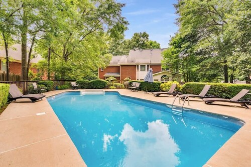 Pool oasis with workspace, sleeps 10