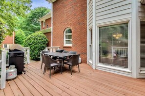 Outdoor dining - Pool oasis with workspace, sleeps 10 (Conyers)