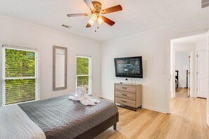 5 bedrooms, desk, iron/ironing board, WiFi