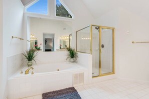 Badekar, hårføner og håndklær