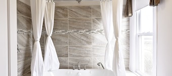 Perfekter Kurzurlaub! Weingut! Whirlpool! Massage vor Ort!