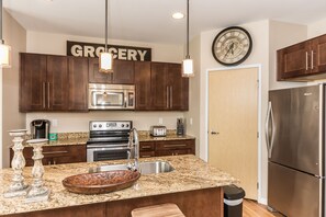 ثلاجة، ميكروويف، فرن، موقد طهي مسطح