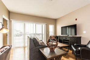 TV - Beautiful Luxury Themed Furnished Apartment (Grand Forks)