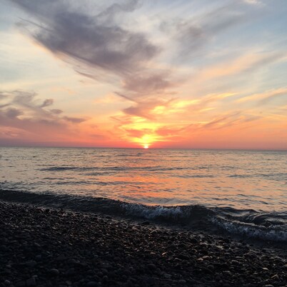 Charming LAKE SUPERIOR Beach Cottage in Keweenaw, near Calumet. NORTHERN LIGHTS!
