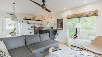 Smart-TV, DVD-Player, Bücher, Stereoanlage