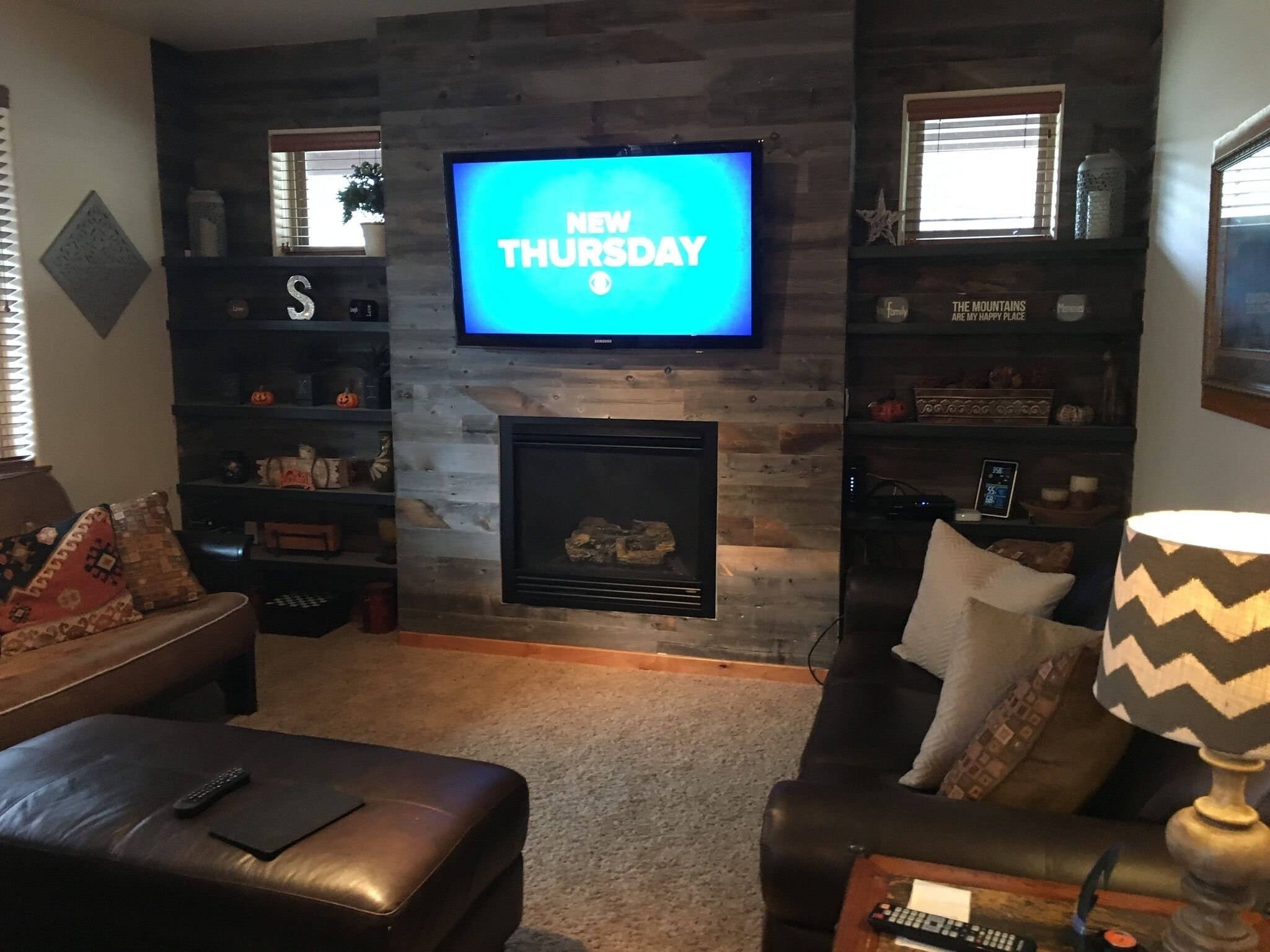 تلفزيون، مدفأة، مشغل دي في دي