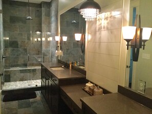 Ensemble baignoire-douche, séchoir à cheveux, serviettes fournies, savon