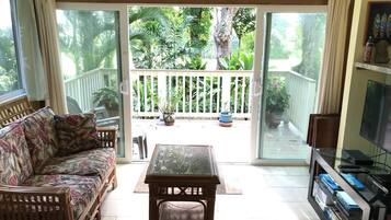 Een smart-tv en een stereo