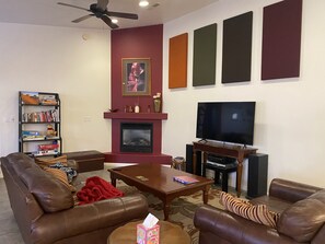 Smart-TV, peis, DVD-spiller og bøker