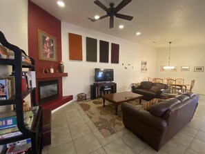 Smart-TV, peis, DVD-spiller og bøker