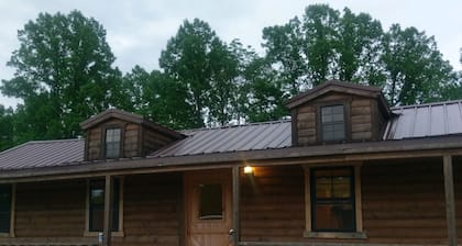 Lähellä luolia; Poreamme; WiFi, Deck, Grill, Fire Pit, Lemmikkiystävällisiä, 5 + Acres