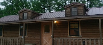 In der Nähe der Höhlen; Whirlpool; WiFi, Deck, Grill, Feuerstelle, Haustiere erlaubt, 5+ Acres