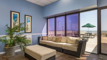 Een smart-tv, een dvd-speler en een tafeltennistafel